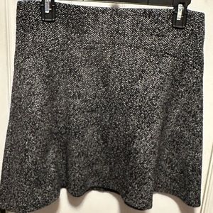 Stretchy black and white skirt from the Loft, size xs.
